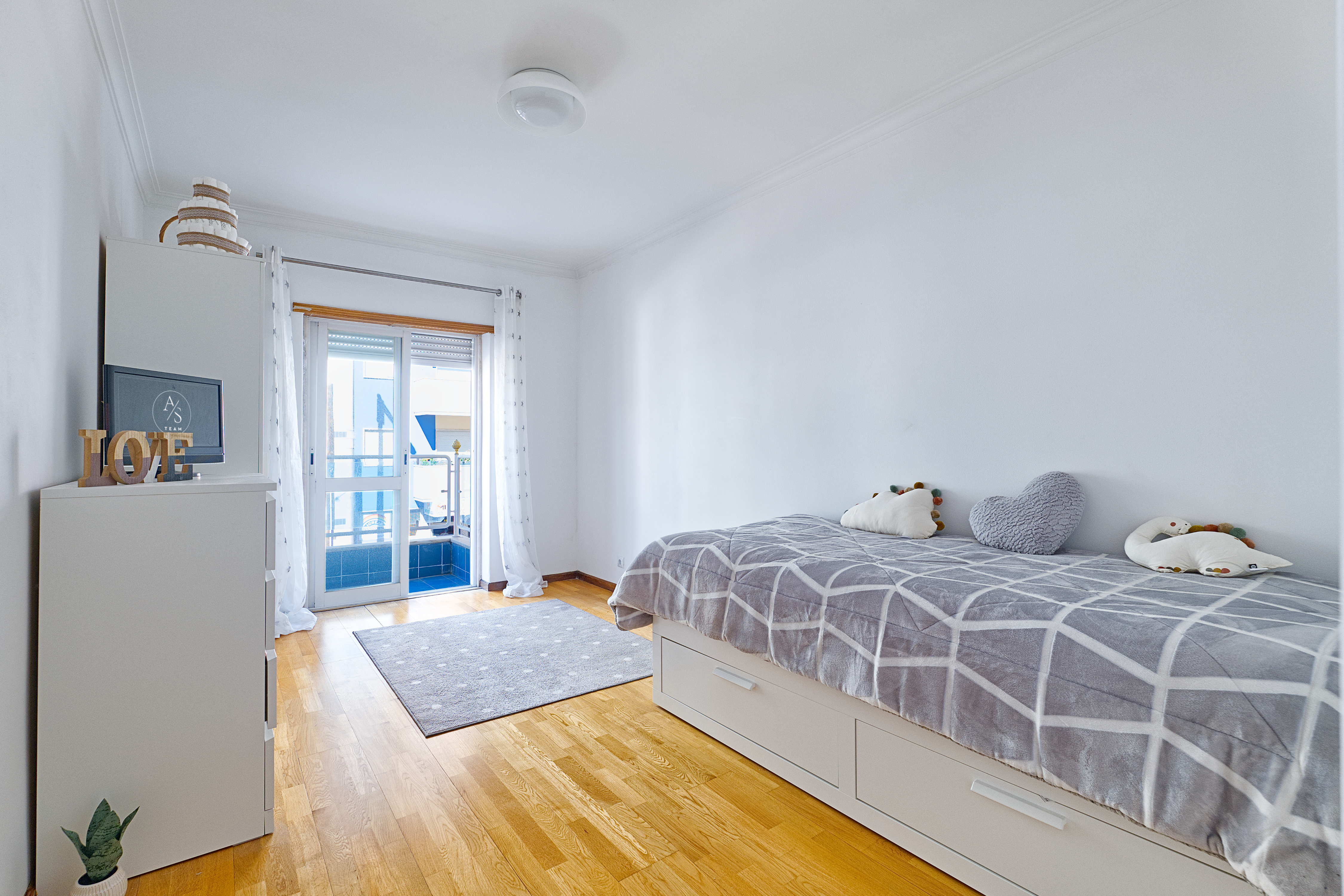 Apartamento T2 con aparcamiento y terrazas en el centro de Almada · 4