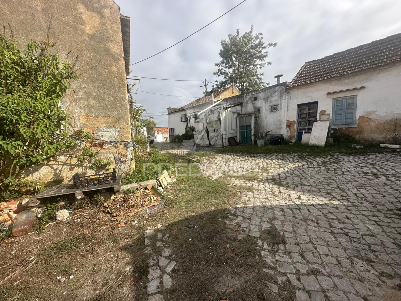 Terreno Urbano Seixal para Prédios ou Serviços 3840m2 · 2