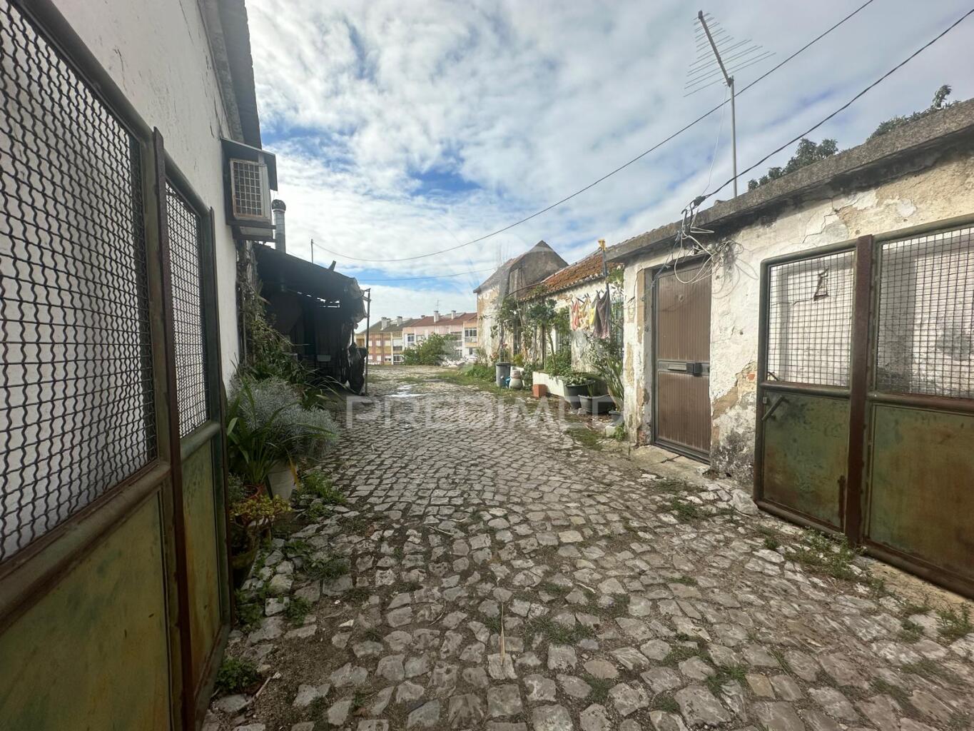 Terreno Urbano Seixal para Prédios ou Serviços 3840m2 · 3